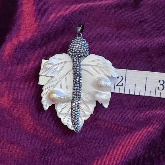 Natural freshwater shell leaf pendant NWT - Picture 5 of 7